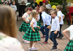 Dzieci z grupy trzeciej tańczą w parach.